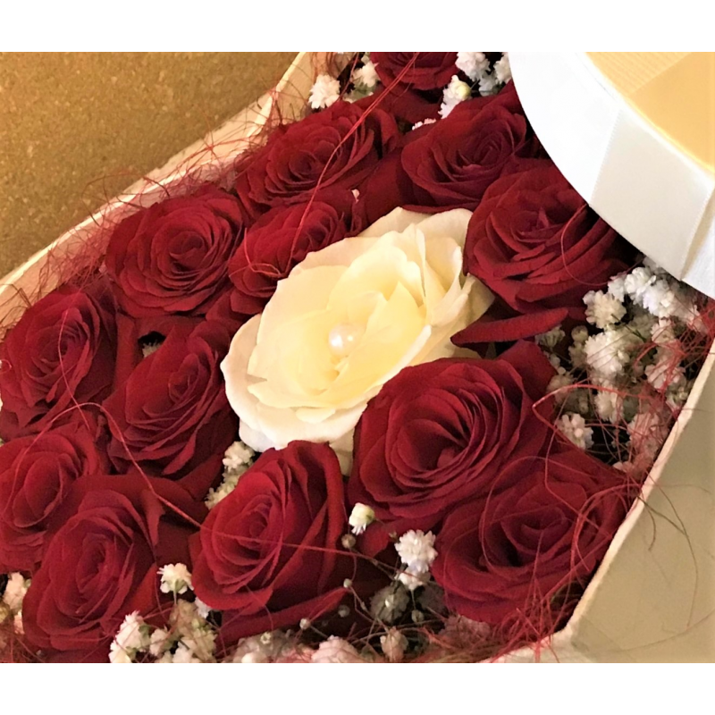 scatola a cuore con rose e pergamena