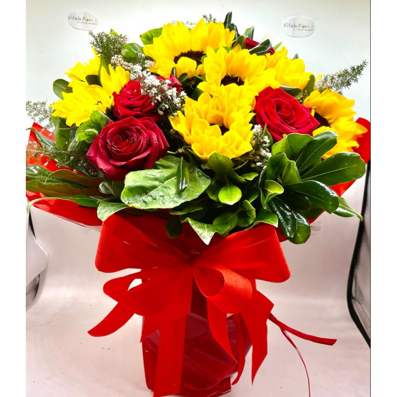 bouquet di girasoli e rose rosse