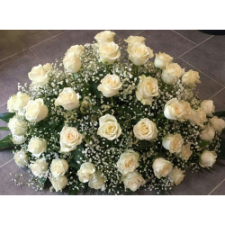cuscino di rose bianche
